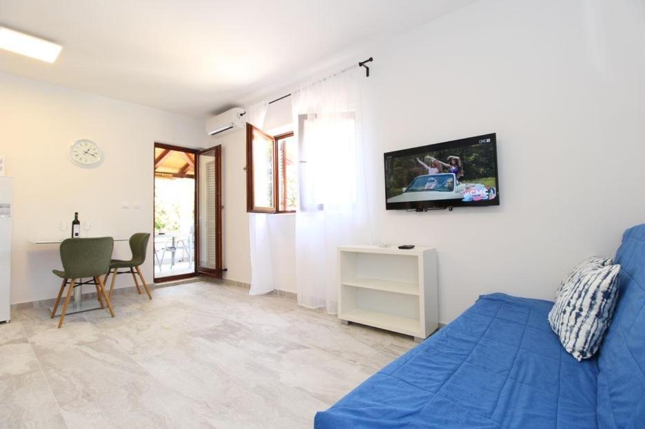 Apartments By The Sea Mandre, Pag - 6284 Kolan Exterior photo