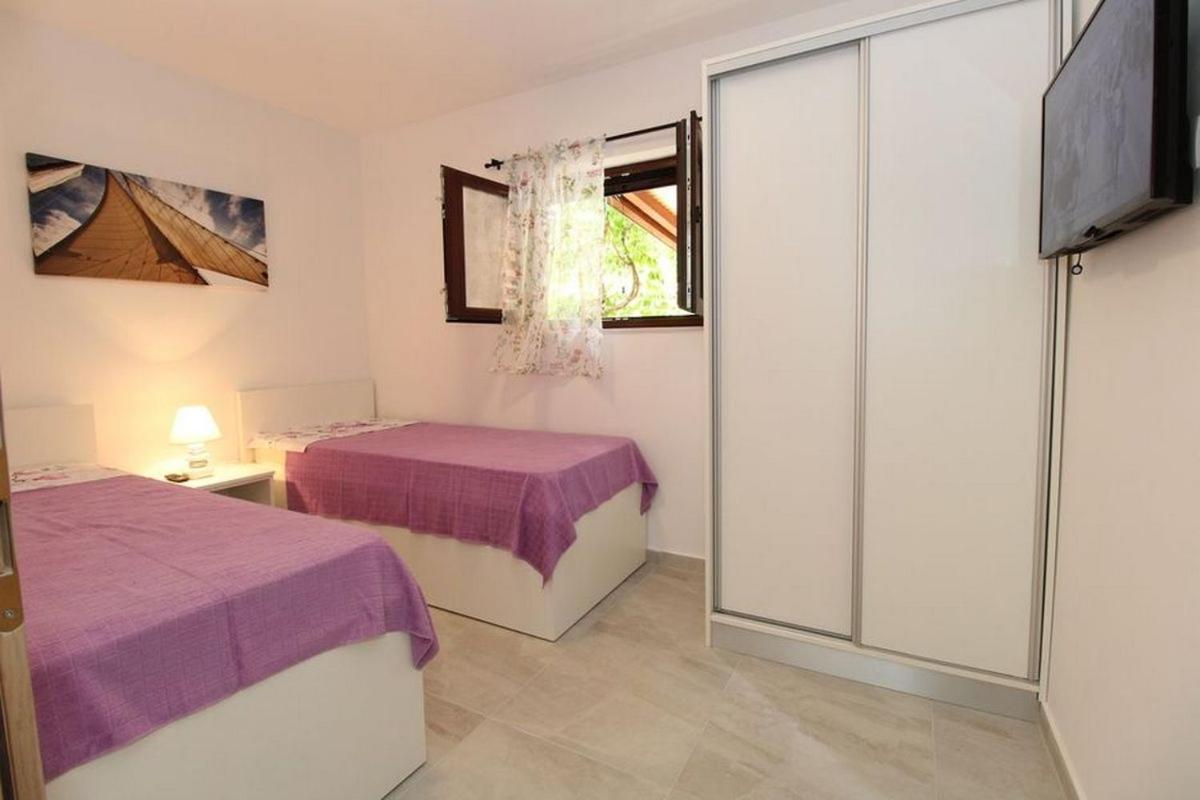 Apartments By The Sea Mandre, Pag - 6284 Kolan Room photo
